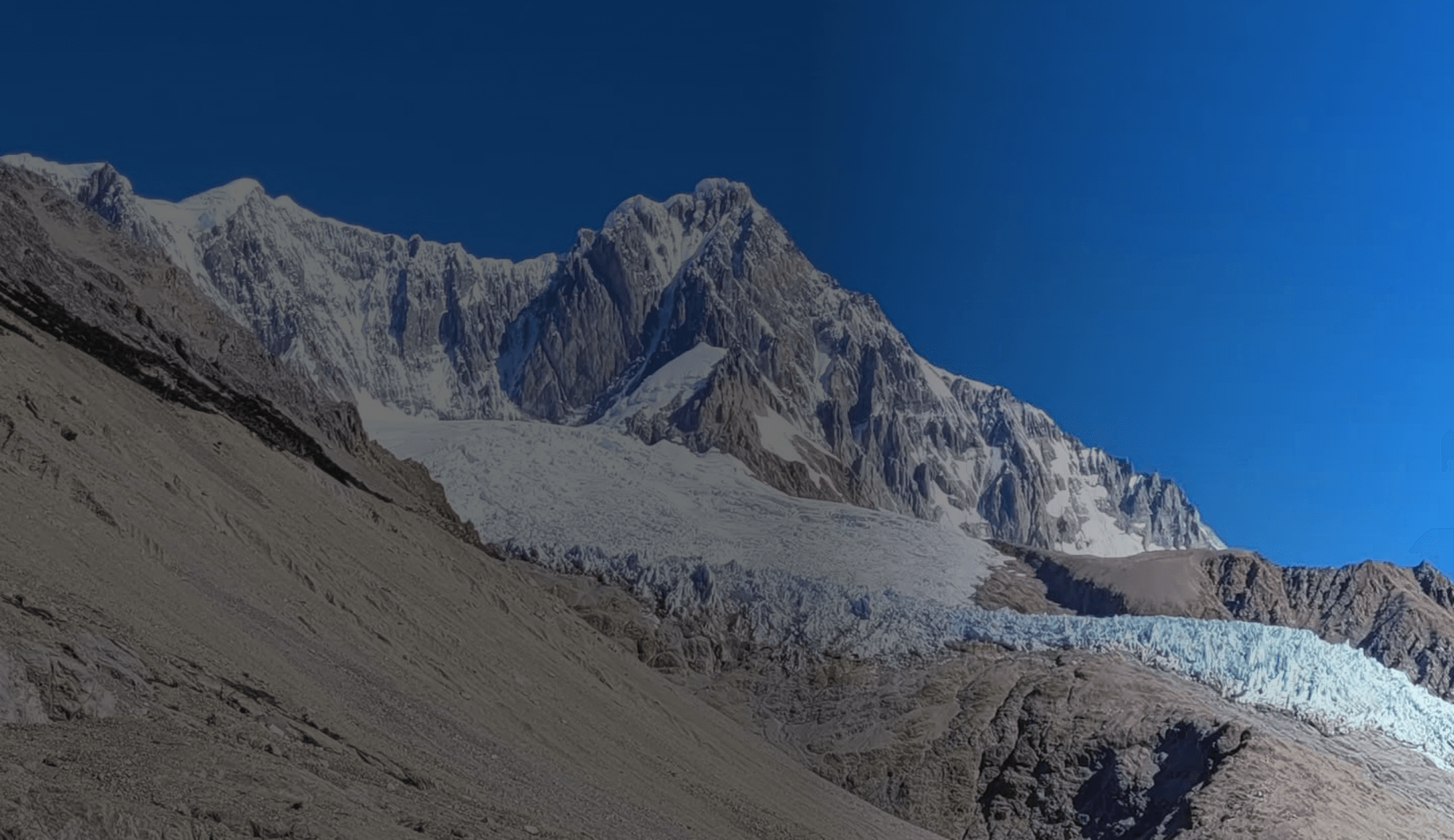 Paisaje montañoso de la Patagonia al atardecer